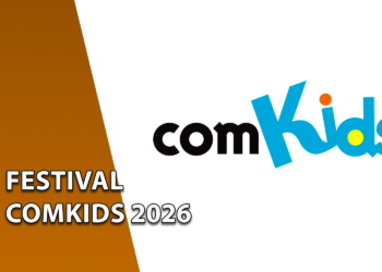 Logotipo oficial do comKids em letras pretas e azuis sobre um fundo totalmente branco. À esquerda, uma faixa marrom inclinada com o texto "FESTIVAL COMKIDS 2026".