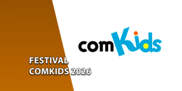 Logotipo oficial do comKids em letras pretas e azuis sobre um fundo totalmente branco. À esquerda, uma faixa marrom inclinada com o texto "FESTIVAL COMKIDS 2026".