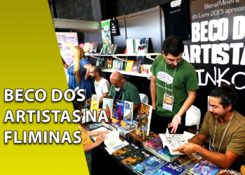 Artistas e leitores interagindo em mesas repletas de quadrinhos e livros no estande do Beco de Artistas da Inko durante o festival FliMinas. À esquerda, uma faixa amarela inclinada com o texto "BECO DOS ARTISTAS NA FLIMINAS".