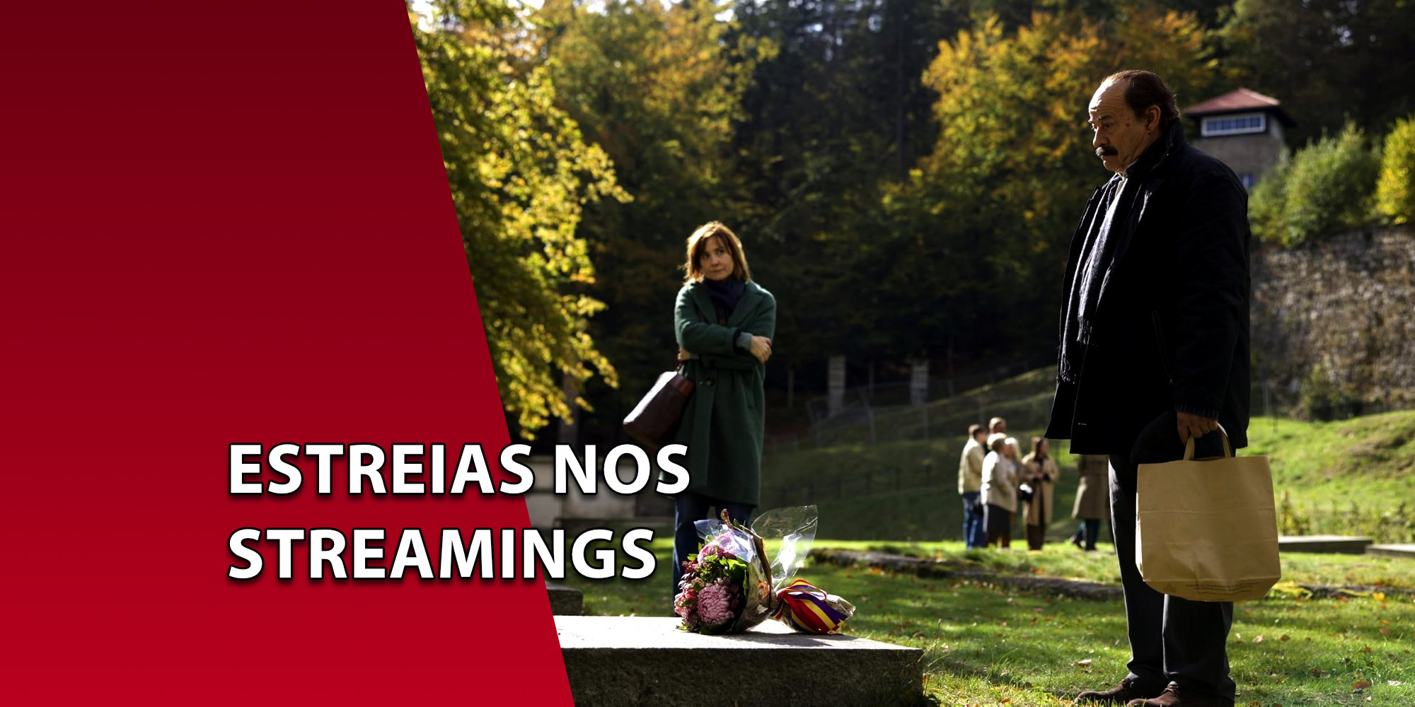 Homem de casaco escuro segurando uma sacola de papel em um gramado ao ar livre, olhando para um túmulo com flores, enquanto uma mulher o observa ao fundo. À esquerda, uma faixa vermelha inclinada com o texto "ESTREIAS NOS STREAMINGS".