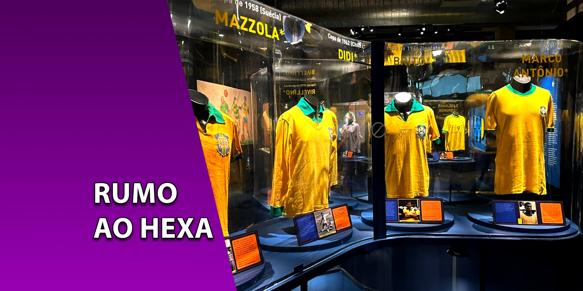 Camisas históricas amarelas da Seleção Brasileira expostas em vitrines de vidro iluminadas dentro de um museu com nomes de jogadores antigos. À esquerda, uma faixa roxa inclinada com o texto "RUMO AO HEXA".