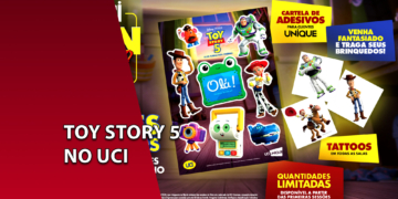 Cartaz promocional dos cinemas UCI divulgando brindes de Toy Story 5, incluindo cartela de adesivos e tatuagens dos personagens Woody e Buzz Lightyear. À esquerda, uma faixa vermelha inclinada com o texto "TOY STORY 5 NO UCI".